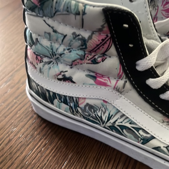 SKATEBOARD?! Brand new never worn Vans - Picture 3 of 5